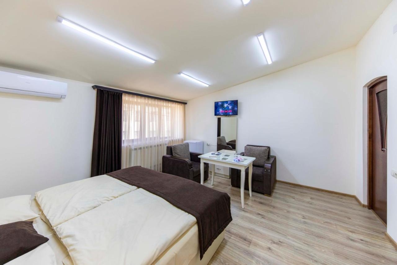 Tatev Hotel And Tours Yerevan Exterior foto